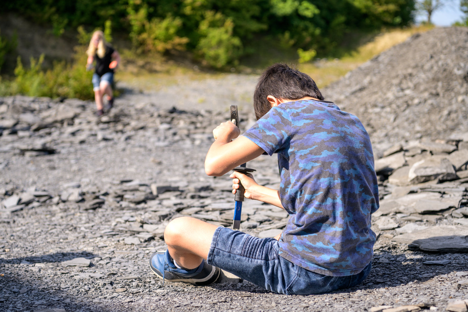 Familie erlebt ein aufregendes Abenteuer im Urweltsteinbruch Holzmaden und entdeckt faszinierende Fossilien und Mineralien. Steinbruch. Wo findet man Fossilien? Im Urweltsteinbruch Holzmaden.